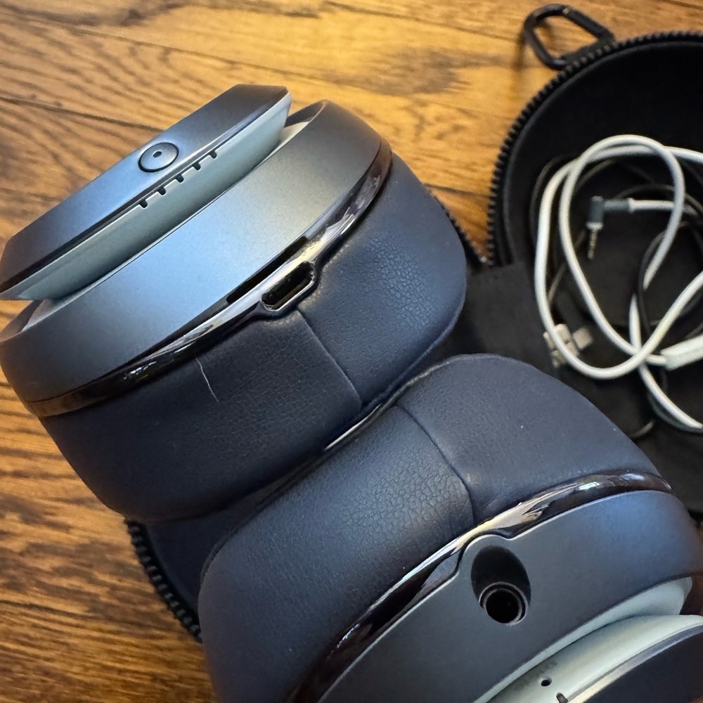 AUTHENTIC BEATS BLUE WIRELESS Headphones with ORIGINAL Case. - Picture 11 of 16